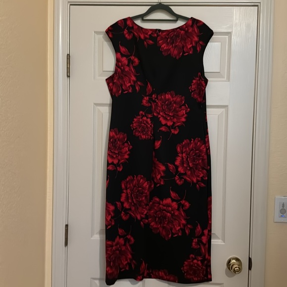Size 16 Fitted Red Flowered Tea Length Dress - Picture 2 of 5